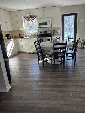 Fridge, microwave, oven, stovetop - Quiet, clean, jacuzzi hot tub. hidden gem, families. Skyline Park & Massanutten. (Elkton)