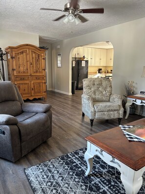 Fireplace, table football, books - Quiet, clean, jacuzzi hot tub. hidden gem, families. Skyline Park & Massanutten. (Elkton)