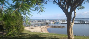 Walk to beach, beautiful large condo in "Kingsmill on the James"