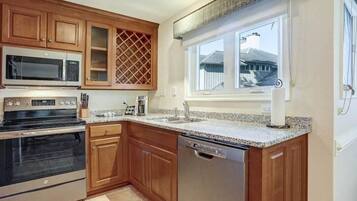 冰箱、微波炉、烤箱、炉灶