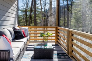 Fernseher, Kamin, Bücher