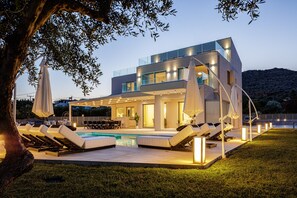 A heated pool, pool loungers - Villa with spa - playroom, 100m from sandy beach (Chania)