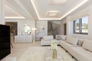 Smart TV, video game console, Netflix, DVD player - Villa with spa - playroom, 100m from sandy beach (Chania)