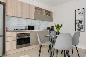 Grand Apartment | In-room dining - Water Edge 502 (Cape Town)