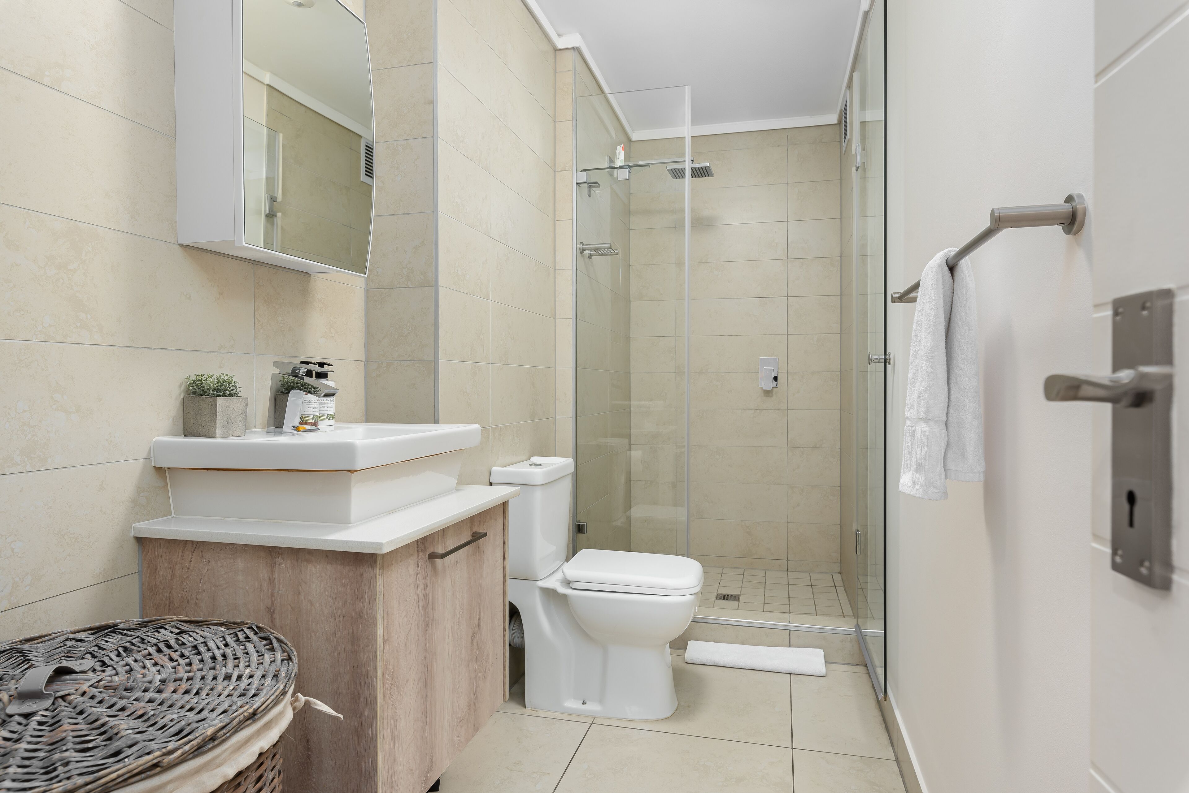 Grand Apartment | Bathroom | Shower, hair dryer