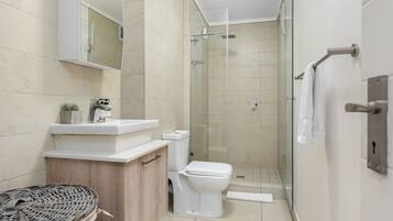 Grand Apartment | Bathroom | Shower, hair dryer