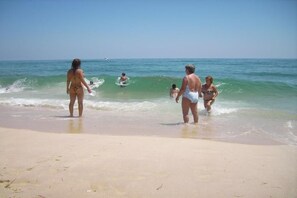 Playa en los alrededores, camastros y toallas de playa 