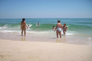 Playa en los alrededores, camastros y toallas de playa