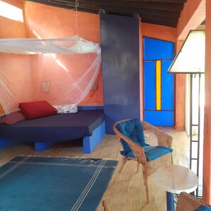 1 makuuhuone, tallelokero huoneessa, työpöytä, silitysrauta/-lauta