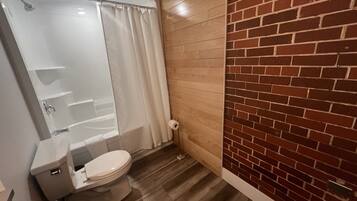 Quarto executivo, 1 quarto | Banheiro | Chuveiro com efeito de chuva, produtos de toalete grátis