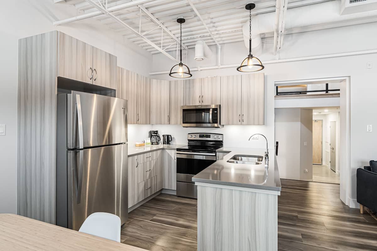 full-sized fridge, microwave, oven, stovetop