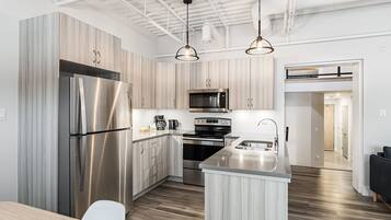 Full-sized fridge, microwave, oven, stovetop