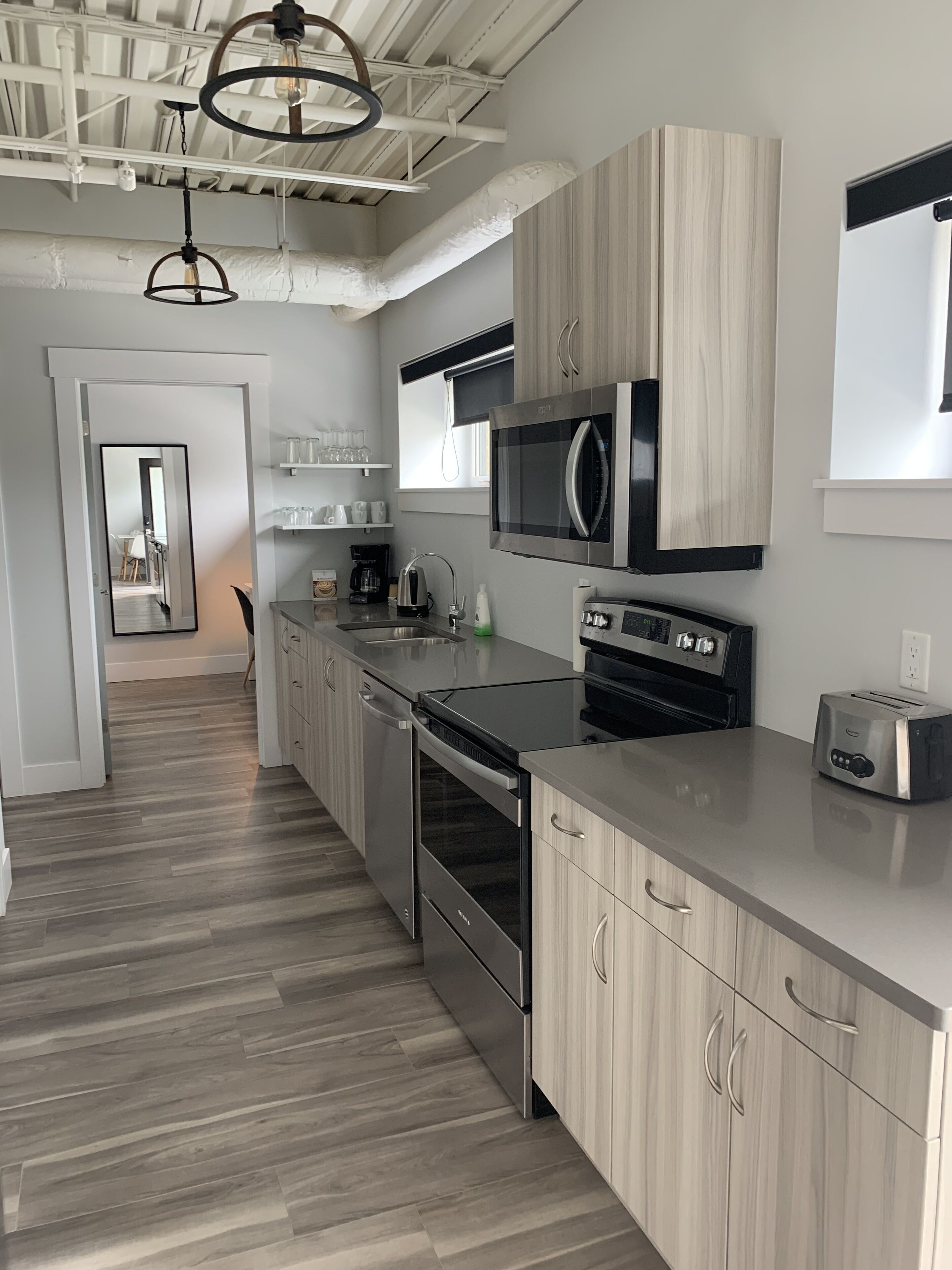 executive suite, 2 bedrooms | private kitchen | full-sized fridge, microwave, oven, stovetop