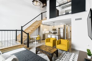 En 50-tommers Flatskjerm-TV med kabel-kanaler samt TV