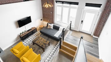 50–tuumainen taulutelevisio, jossa kaapelikanavat