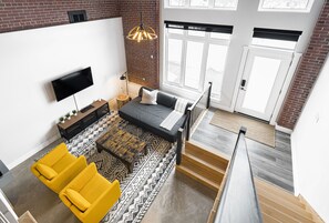 En 50-tommers Flatskjerm-TV med kabel-kanaler samt TV