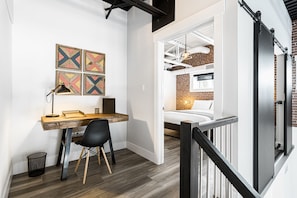 Loft, 1 dormitori | Sala d'estar | Televisor de pantalla plana de 50 polzades amb canals per cable