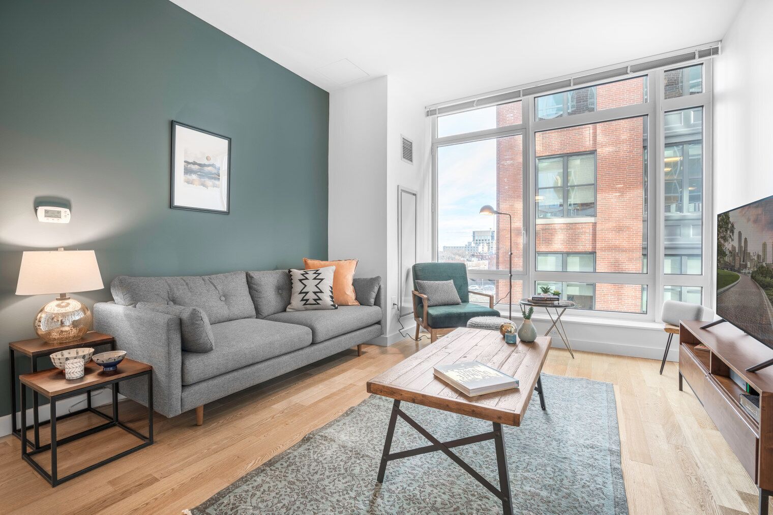 Televisión, estéreo y oficina 