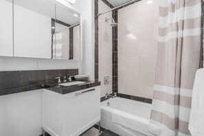 Secador de cabelo, toalhas de banho