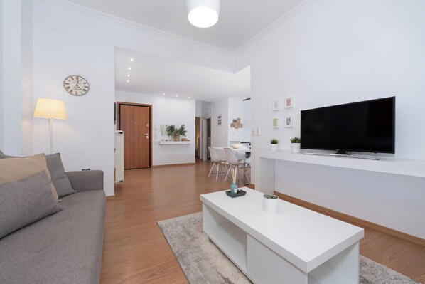 Superior-Apartment | Wohnbereich | 40-Zoll-Flachbildfernseher mit Digitalempfang, Fernseher
