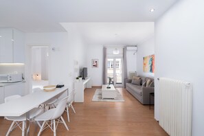 Superior-Apartment | Wohnbereich | 40-Zoll-Flachbildfernseher mit Digitalempfang, Fernseher