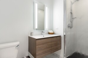 Hair dryer, towels - Smart Lincoln Park Studio w/ W/D, walk to L & New City, by Blueground (Chicago)