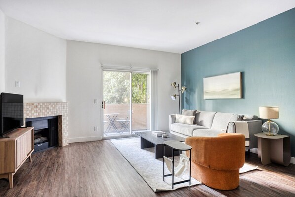 テレビ、暖炉、ステレオ