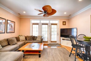 Smart TV, DVD player, video library - Blue Bliss - 6 Bedroom Beach House -1 Block from Beach Access. Linens Included! (Carolina Beach)