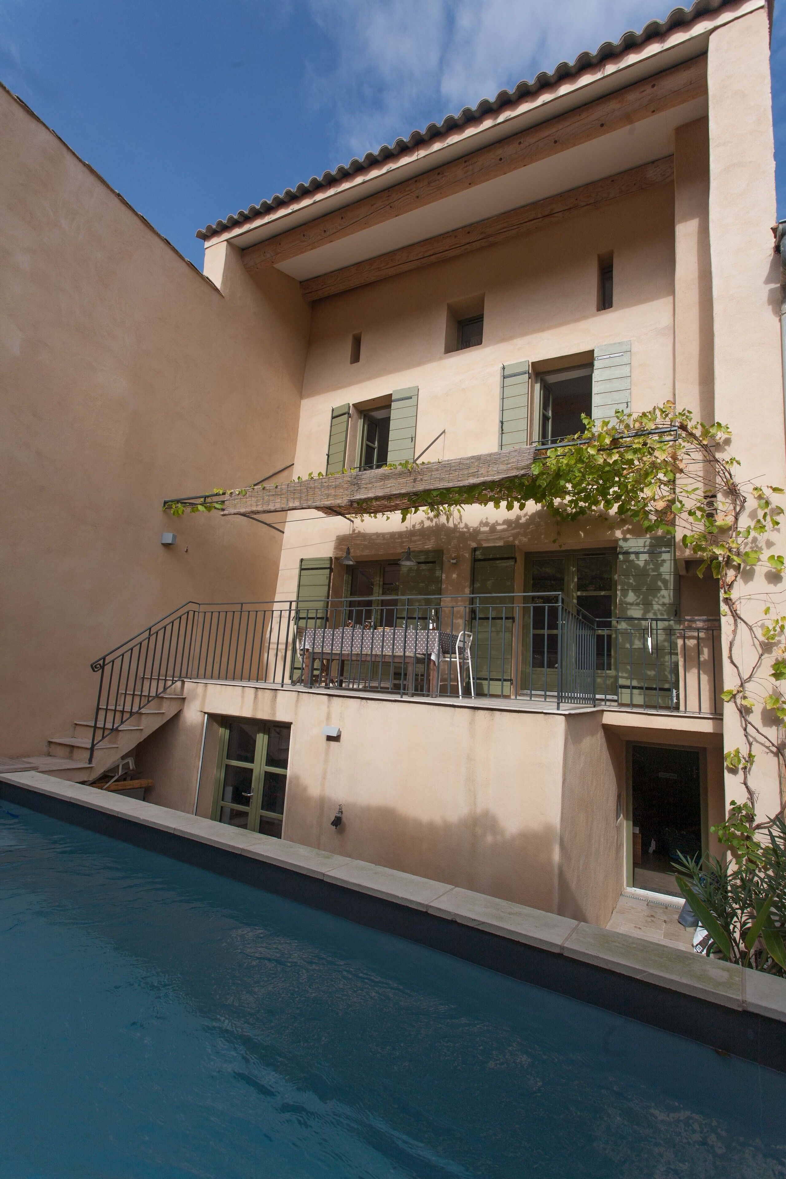 Een buitenzwembad, een verwarmd zwembad