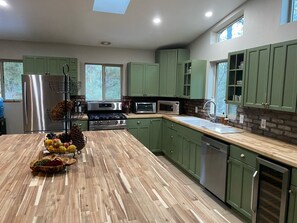 Fridge, microwave, oven, stovetop - Cabin in the woods (Prescott)