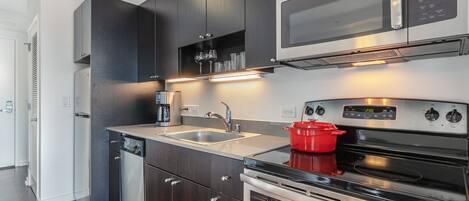 Réfrigérateur, four à micro-ondes, un four, lave-vaisselle