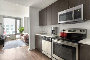 Kylskåp, mikrovågsugn, ugn och diskmaskin