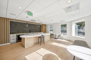 Lobby - Bright South Beach 2BR w/ Pool, Spa, nr. Muni Lightrail, by Blueground (San Francisco)