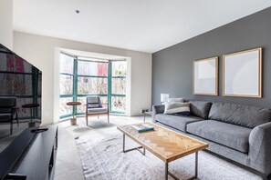 TV, stereo - Bright South Beach 2BR w/ Pool, Spa, nr. Muni Lightrail, by Blueground (San Francisco)