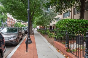 Property grounds - Crisp Dupont Circle 1BR w/ W/D 2 blocks to Whole Foods, by Blueground (Washington, D.C)