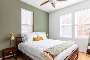 2 عدّة غرف نوم ومكواة/لوح كي وواي فاي وملاءات أسرّة