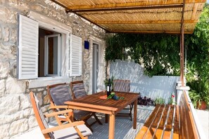 Hus (Duplex Two Bedroom) | Terrass/Patio