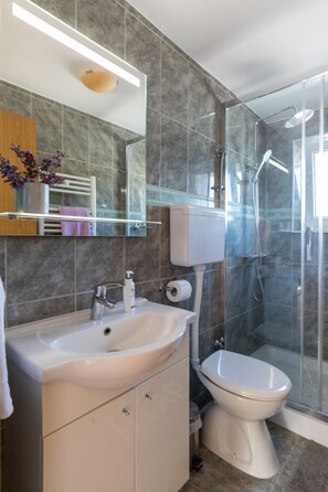 Casa (Duplex Two Bedroom) | Bagno | Doccia, asciugacapelli, asciugamani