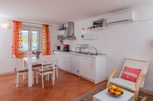 Casa (Duplex Two Bedroom) | Cocina privada | Frigorífico, microondas, placa de cocina y cafetera o tetera