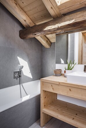 Badekar, hårtørrer, håndklæder