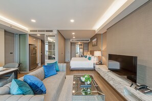 Desk, laptop workspace, blackout curtains, free WiFi - Siamese Exclusive Queens (Bangkok)