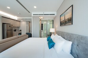 Desk, laptop workspace, blackout curtains, free WiFi - Siamese Exclusive Queens (Bangkok)