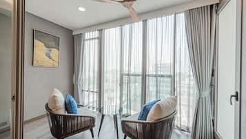 Superior Twin Room | Living area | 40-inch Smart TV with cable channels, TV, Netflix