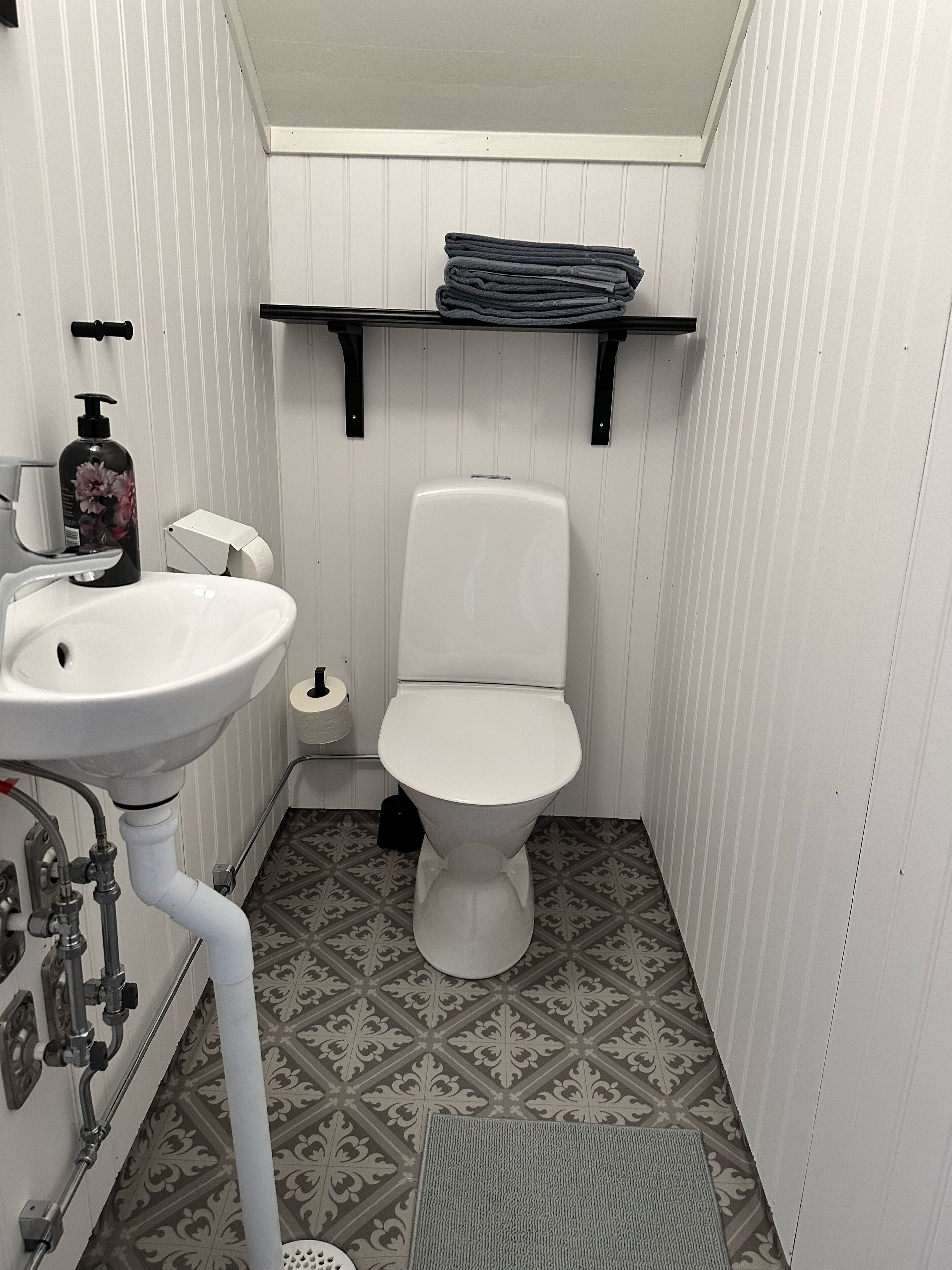 junior double room | bathroom | towels, soap, toilet paper