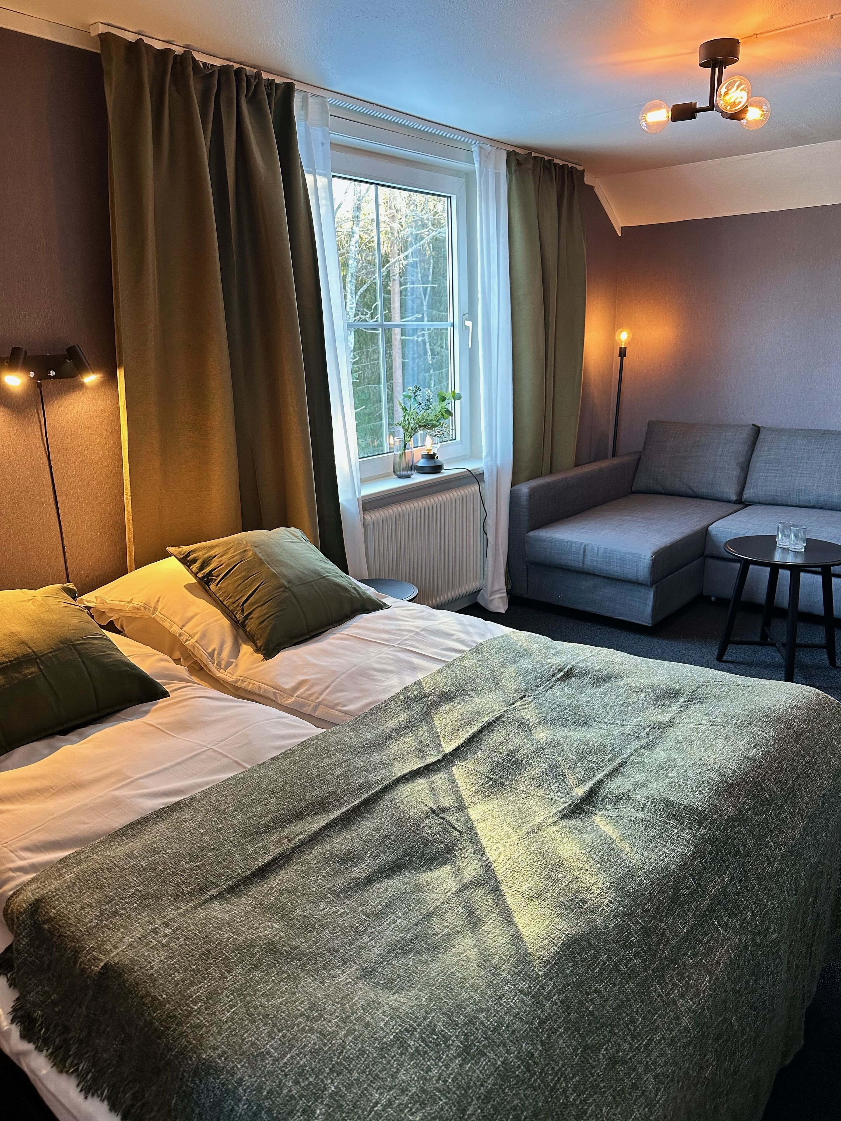 Junior dubbelrum | Individuell inredning, skrivbord och arbetsyta för laptop