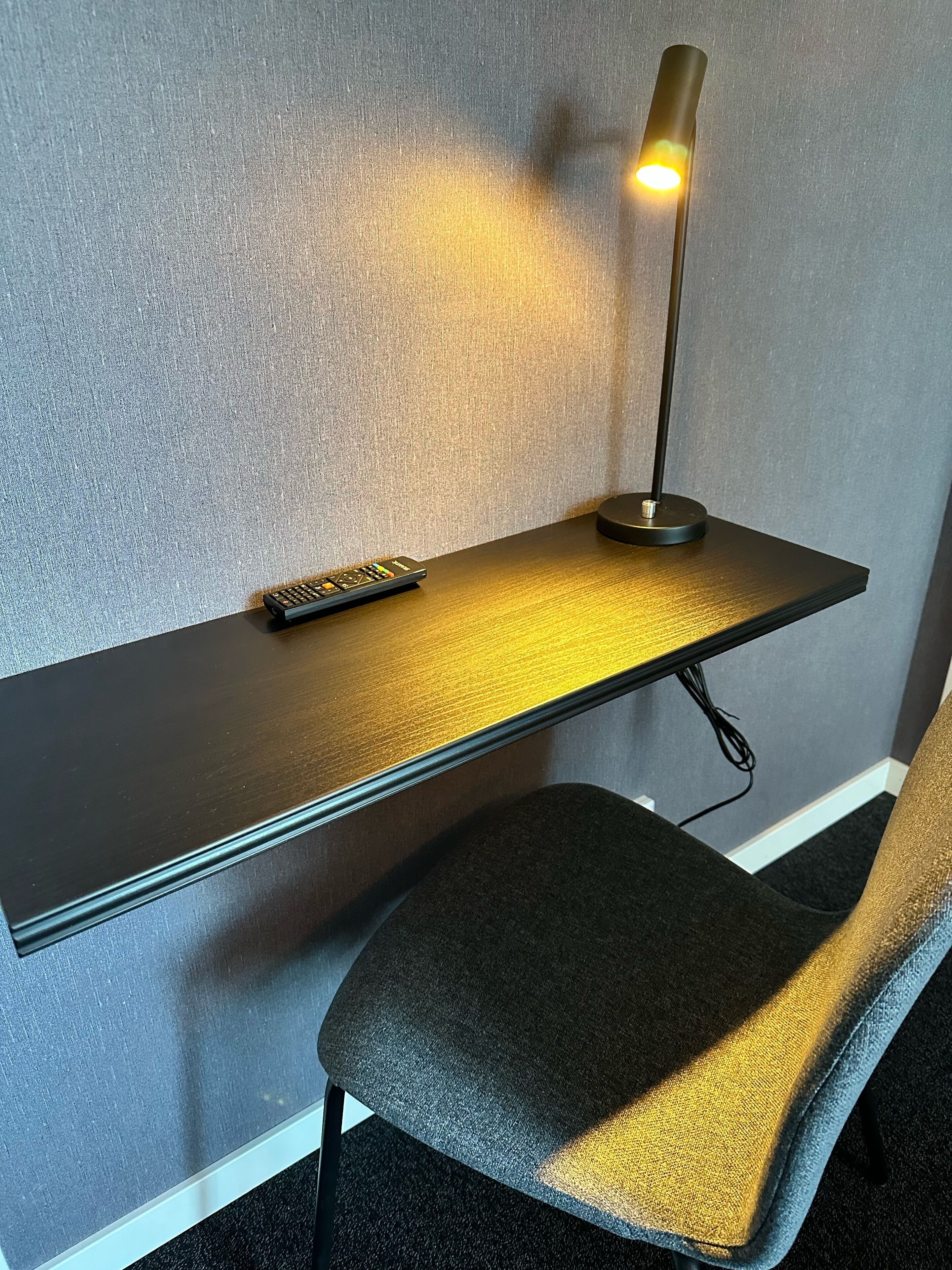 1 bedroom, individually decorated, desk, laptop workspace