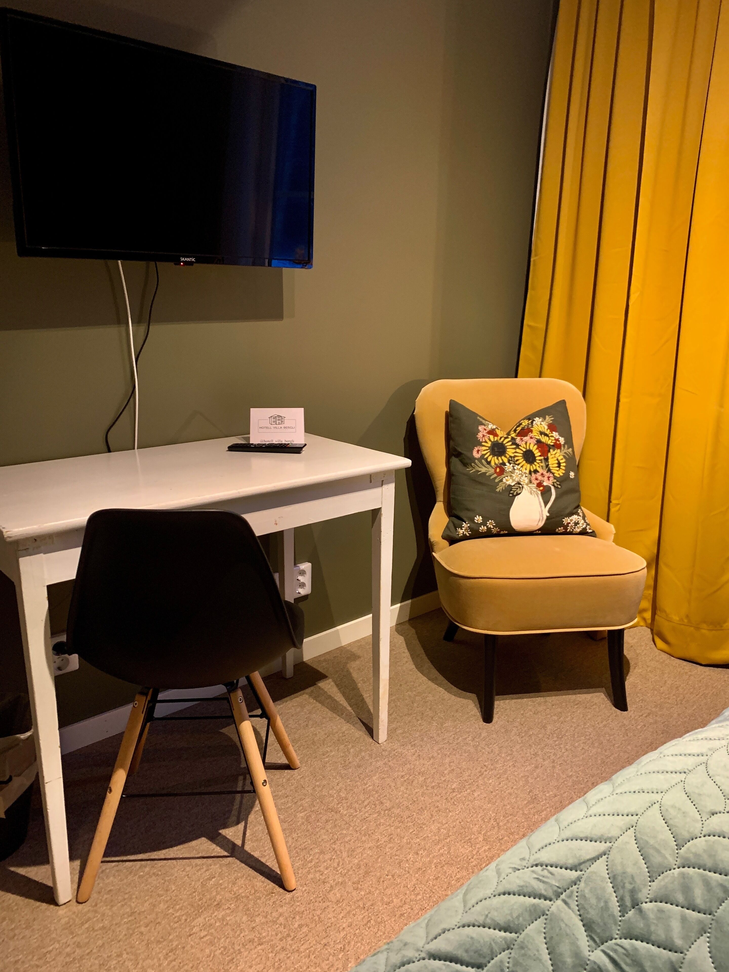 1 bedroom, individually decorated, desk, laptop workspace