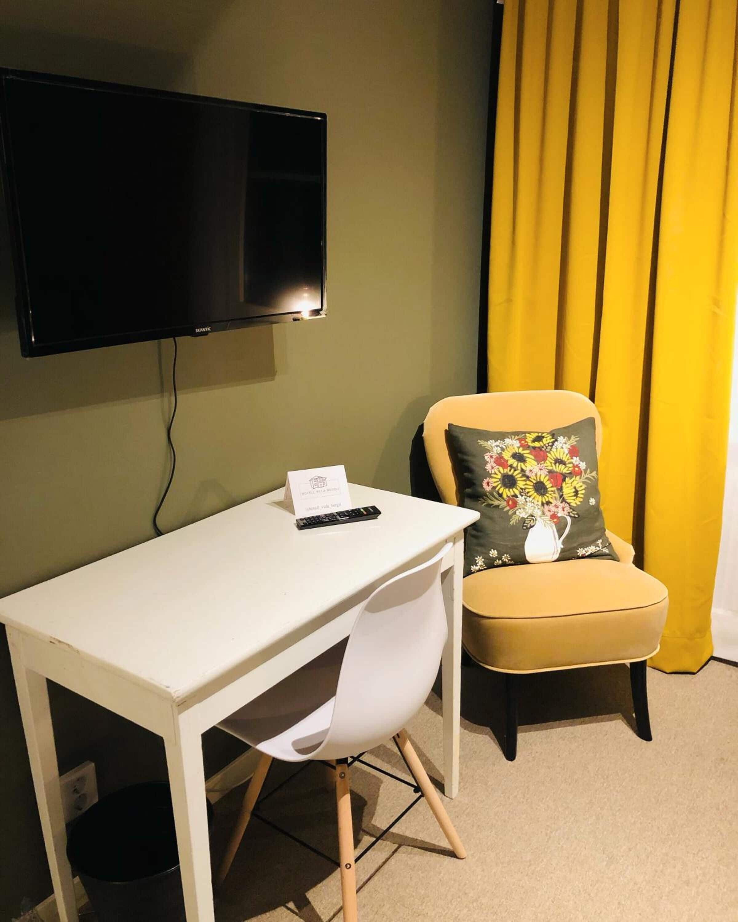 1 bedroom, individually decorated, desk, laptop workspace