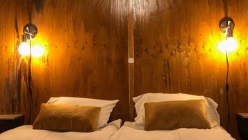 Standard dubbelrum | Individuell inredning, skrivbord och arbetsyta för laptop