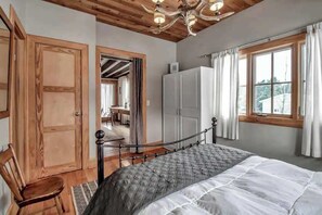 3 bedrooms, iron/ironing board, WiFi, bed sheets - Rustic Cabin, Wood Fireplace & Large Deck (Great Valley)